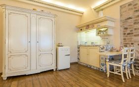 Angel House Vilnius, Pilies